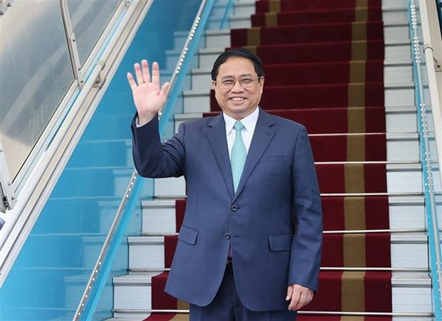 Prime Minister leaves Ha Noi for 43rd ASEAN Summit - Ảnh 1.