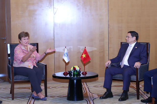 Prime Minister meets IMF Managing Director in Jakarta - Ảnh 1.