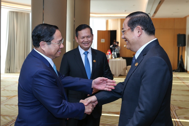 Prime Minister discusses cooperation with Cambodian, Lao counterparts - Ảnh 1.