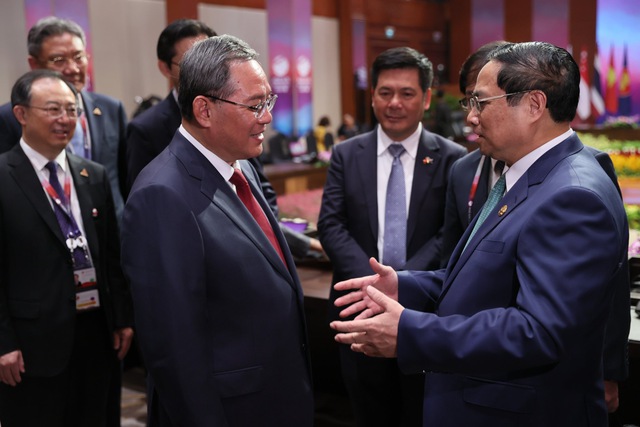 Prime Minister meets Chinese counterpart in Jakarta - Ảnh 1. Prime Minister meets Chinese counterpart in Jakarta - Ảnh 1.