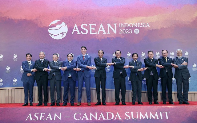Prime Minister attends ASEAN-Canada Summit, meets Canadian counterpart  - Ảnh 1.