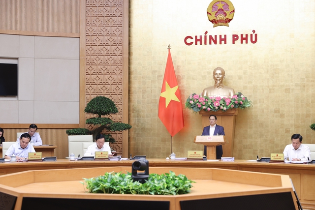 Prime Minister orders promoting agricultural and service sectors, reviving industrial sector - Ảnh 3.