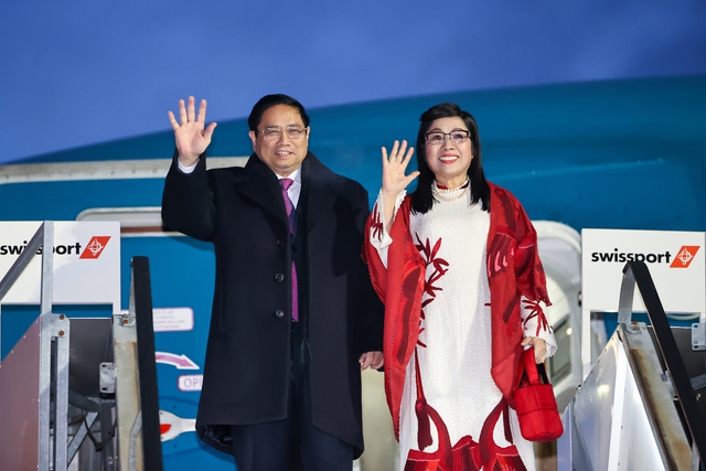 Prime Minister arrives in Switzerland for WEF annual meeting 2024- Ảnh 1.
