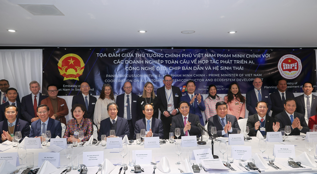 Viet Nam commits to developing semiconductor, AI, automobile industry- Ảnh 1.