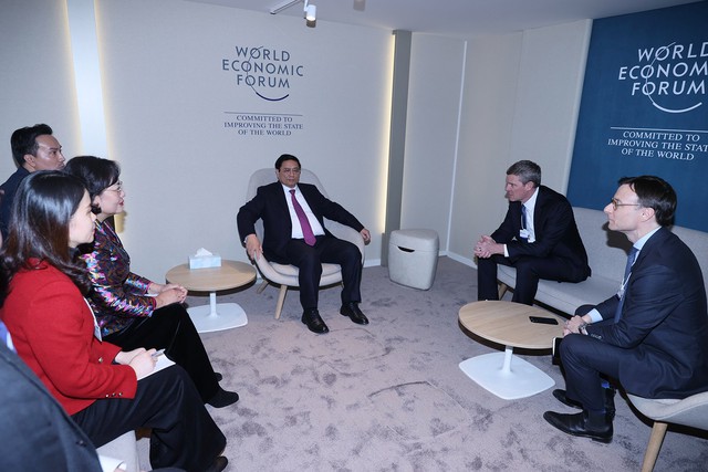 Gov’t chief receives foreign businessmen in Davos- Ảnh 1.