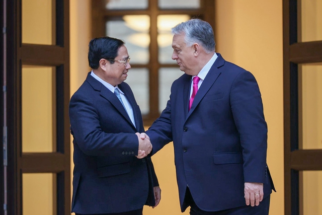 Vietnamese Prime Minister holds talks with Hungarian counterpart- Ảnh 1.
