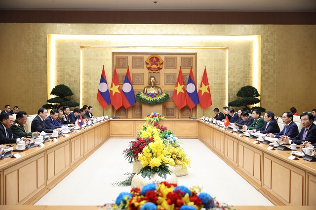 Vietnamese, Lao Prime Ministers hold talks - Ảnh 2.