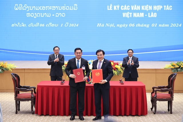 Viet Nam, Laos sign cooperation agreements- Ảnh 2.