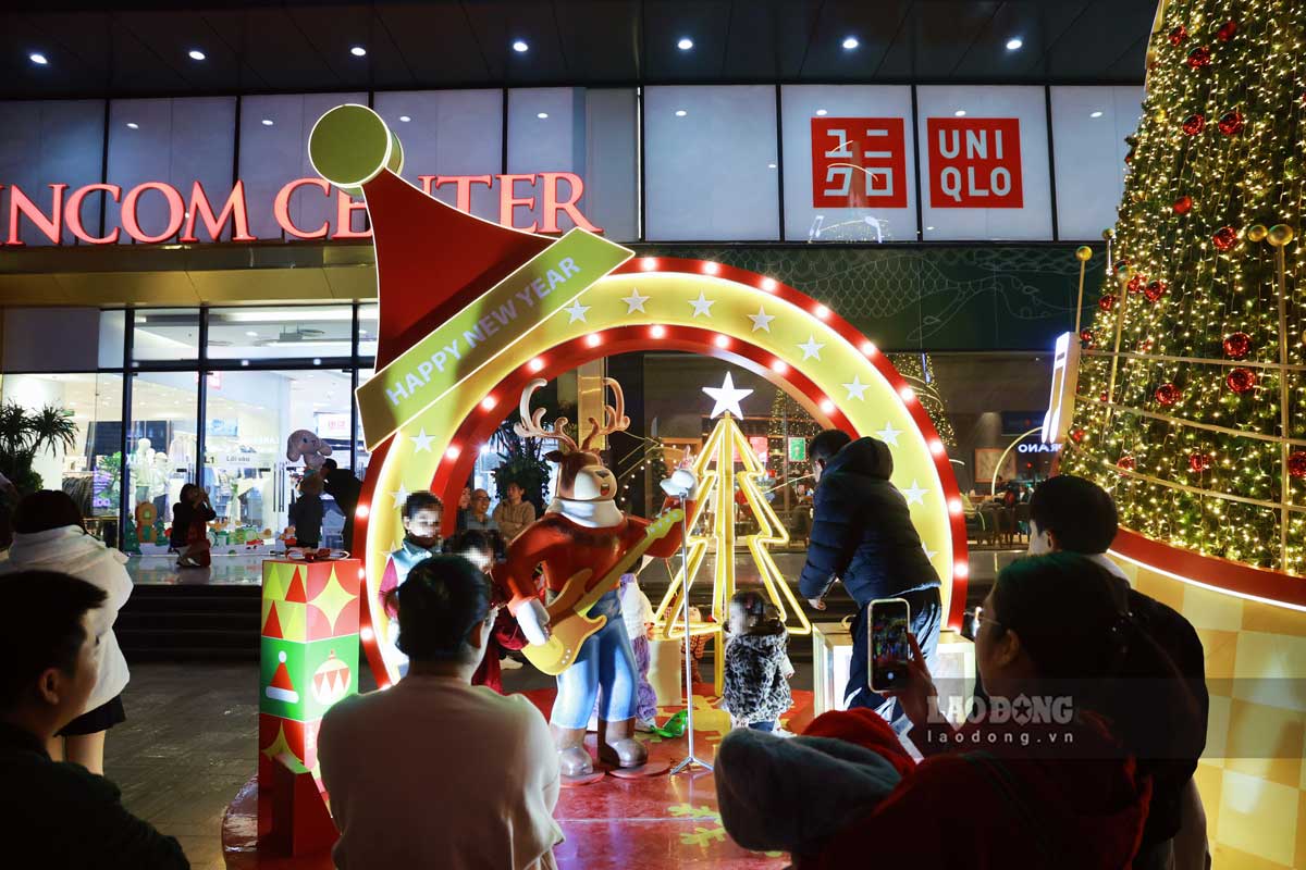 Ha Noi embrasse Noël avec des couleurs - Ảnh 2. Ha Noi embrasse Noël avec des couleurs - Ảnh 2.