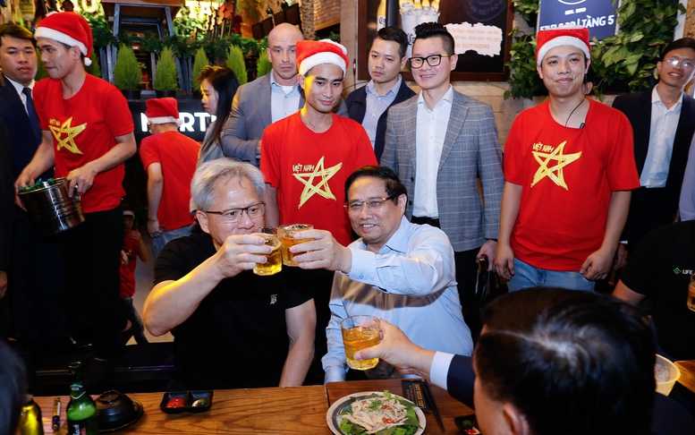 Prime Minister Pham Minh Chinh, NVIDIA CEO Jensen Huang visit Hoan Kiem Lake, enjoy beer in Ha Noi