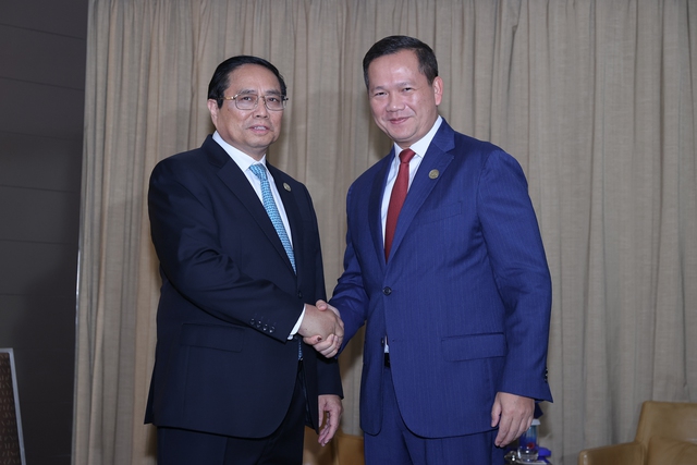 PM Pham Minh Chinh meets Cambodian counterpart in Melbourne- Ảnh 1.