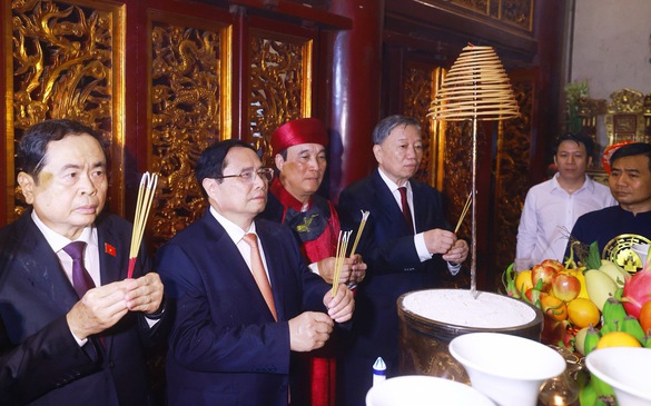 Prime Minister pays tribute to Hung Kings in Phu Tho province- Ảnh 1.