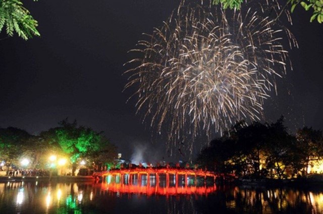Fireworks light up sky on 70th anniversary of liberation- Ảnh 1.