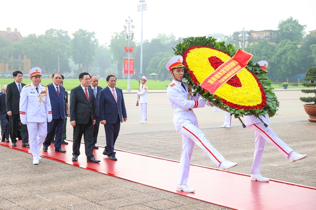 Top leaders pay tribute to President Ho Chi Minh on National Reunification Day- Ảnh 1.