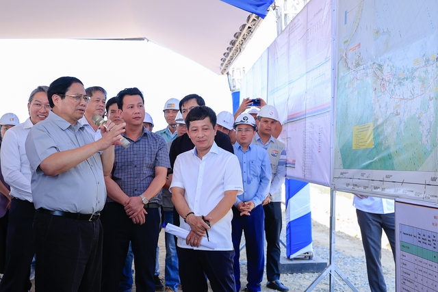 PM inspects expressway construction projects in central region- Ảnh 1.