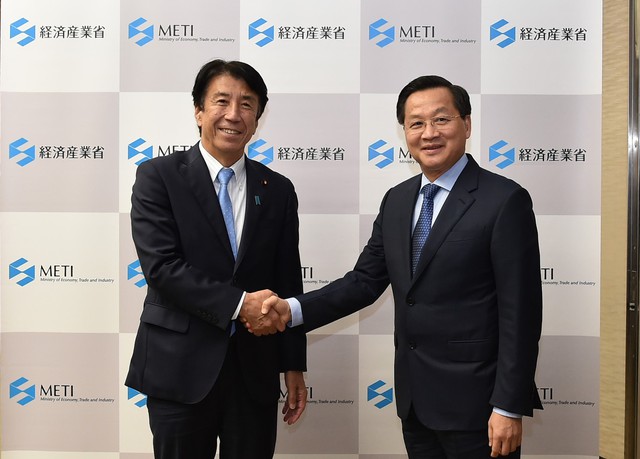 Deputy PM meets top Japanese legislator in Tokyo- Ảnh 2.