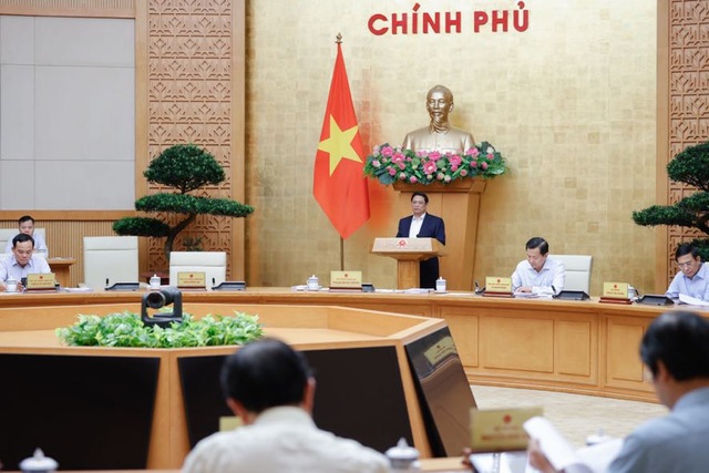 Prime Minister Pham Minh Chinh chairs Cabinet meeting- Ảnh 1.