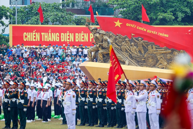 Photos: Grand military parade for Dien Bien Phu Victory celebration- Ảnh 4.
