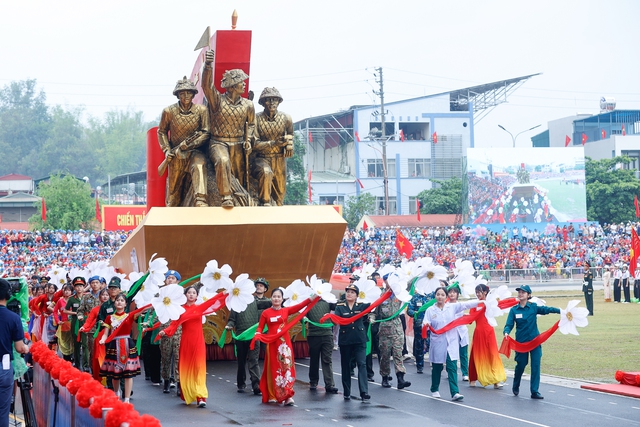 Photos: Grand military parade for Dien Bien Phu Victory celebration- Ảnh 5.