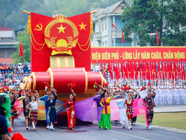 Photos: Grand military parade for Dien Bien Phu Victory celebration- Ảnh 6.