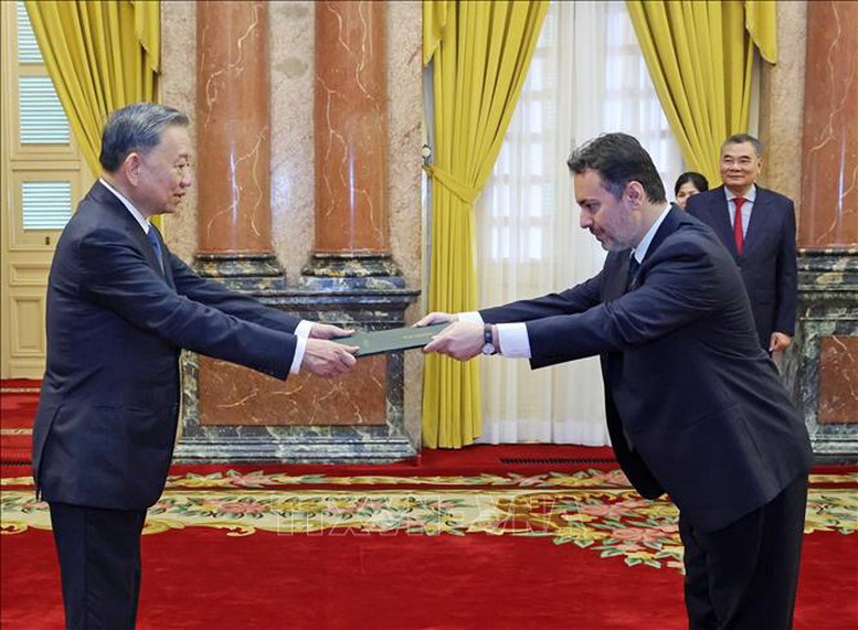 Le Président accueille les ambassadeurs nouvellement accrédités - Ảnh 1.