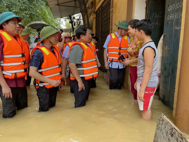 Prime Minister orders deployment of forces, equipment to supply food to flood-hit residents- Ảnh 1.