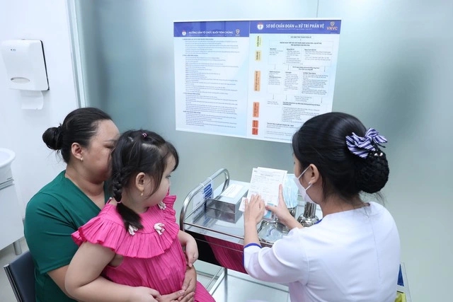 Viet Nam starts inoculating dengue vaccine- Ảnh 1.