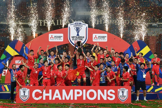 Fans welcome home Golden Star Warriors at Noi Bai airport- Ảnh 2.