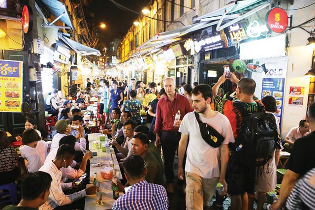 Ha Noi’s street food paradise captivates int’l visitors- Ảnh 2. Ha Noi’s street food paradise captivates int’l visitors- Ảnh 2.