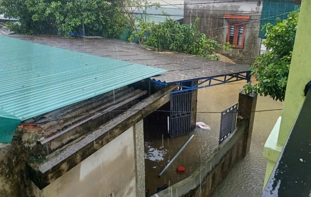Floods kill 10, leave 8 missing in central Viet Nam - Ảnh 2. Floods kill 10, leave 8 missing in central Viet Nam - Ảnh 2.