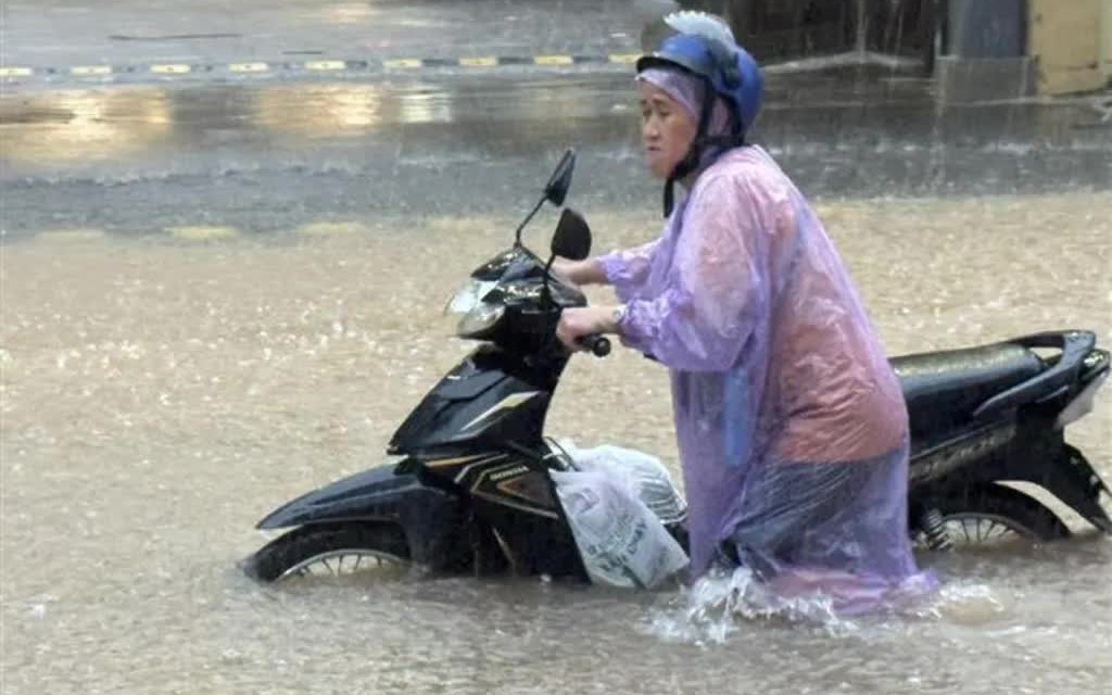Heavy downpours leave Ha Noi&#39;s low-lying streets under water