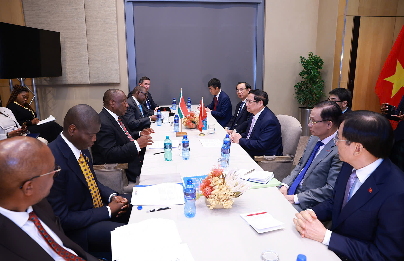 Le Premier ministre Pham Minh Chinh rencontre le pr&eacute;sident sud-africain Cyril Ramaphosa-Ảnh 1.