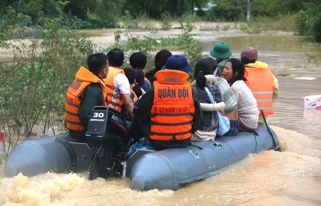Gov’t continues to provide emergency relief for four flood-ravaged provinces- Ảnh 1.