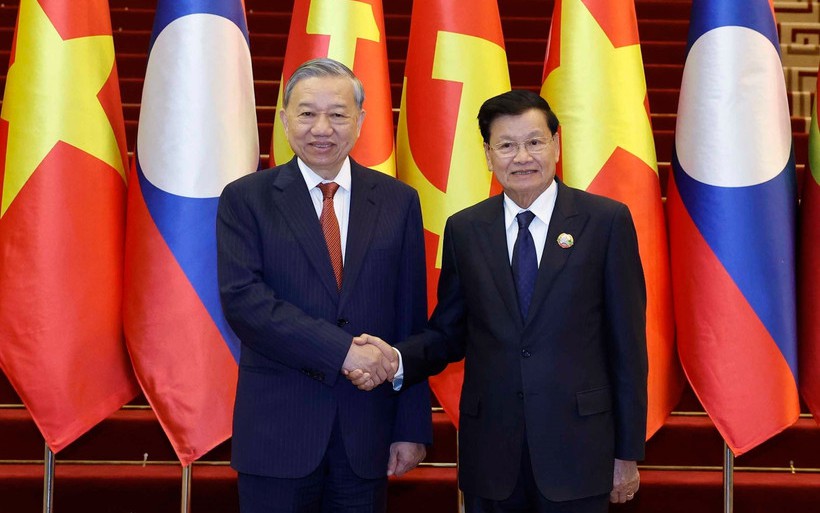 Top Vietnamese, Lao Party leaders co-chair high-level meeting in Vientiane