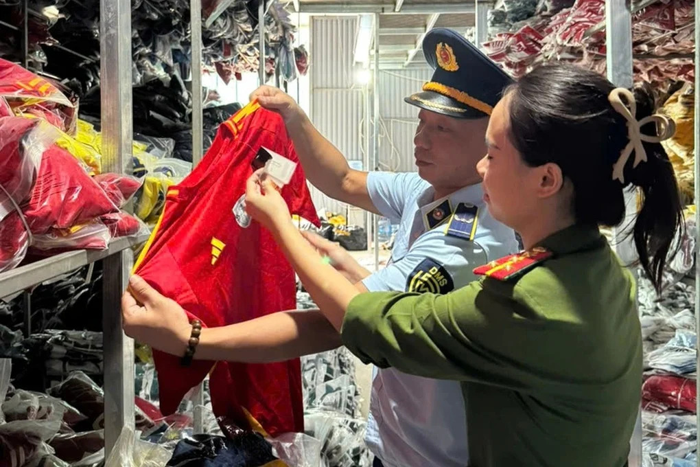 Gov’t doubles effort to crack down on smuggling, counterfeit goods- Ảnh 1.