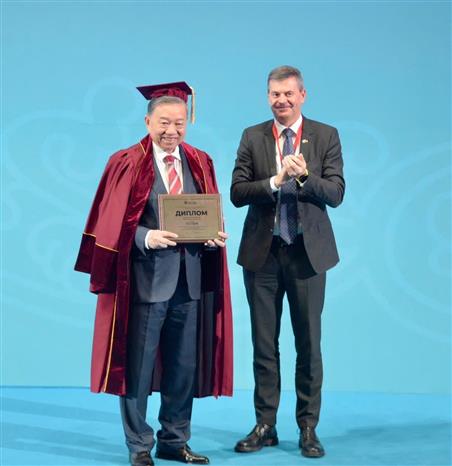 General Secretary awarded with "Honorary Professor" title by RANEPA- Ảnh 1. General Secretary awarded with "Honorary Professor" title by RANEPA- Ảnh 1.