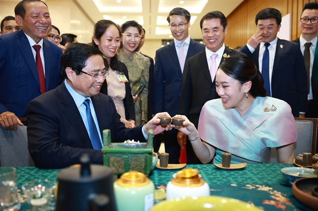 Vietnamese, Thai Prime Ministers contemplate Vietnamese handicraft products- Ảnh 10. Vietnamese, Thai Prime Ministers contemplate Vietnamese handicraft products- Ảnh 10.