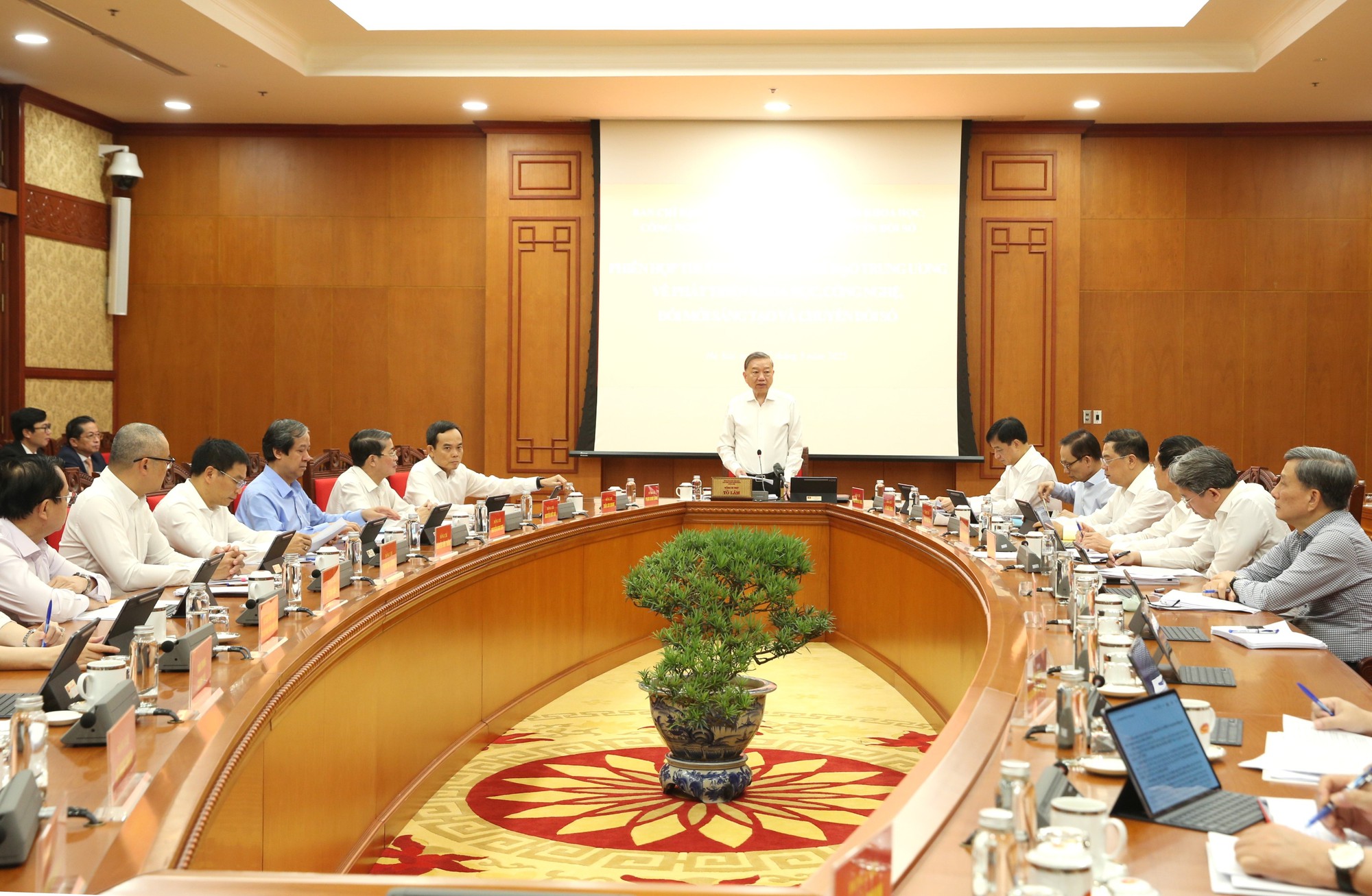 Le chef de parti exhorte de plus grands efforts pour promouvoir l'innovation, la transformation numérique - ảNH 1. Le chef de parti exhorte de plus grands efforts pour promouvoir l'innovation, la transformation numérique - ảNH 1.