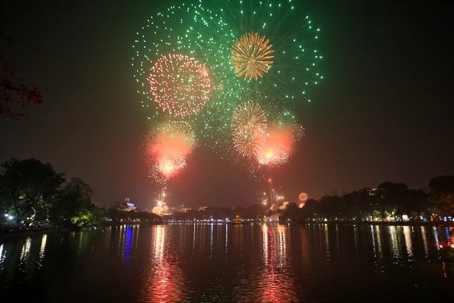 Ha Noi to launch fireworks at five venues on 80th National Day- Ảnh 1. Ha Noi to launch fireworks at five venues on 80th National Day- Ảnh 1.