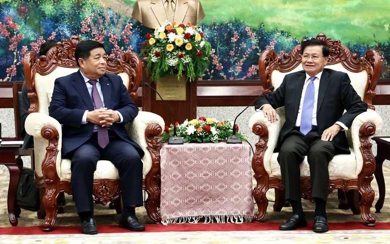 Deputy PM Nguyen Chi Dung meets top Lao leaders in Vientiane