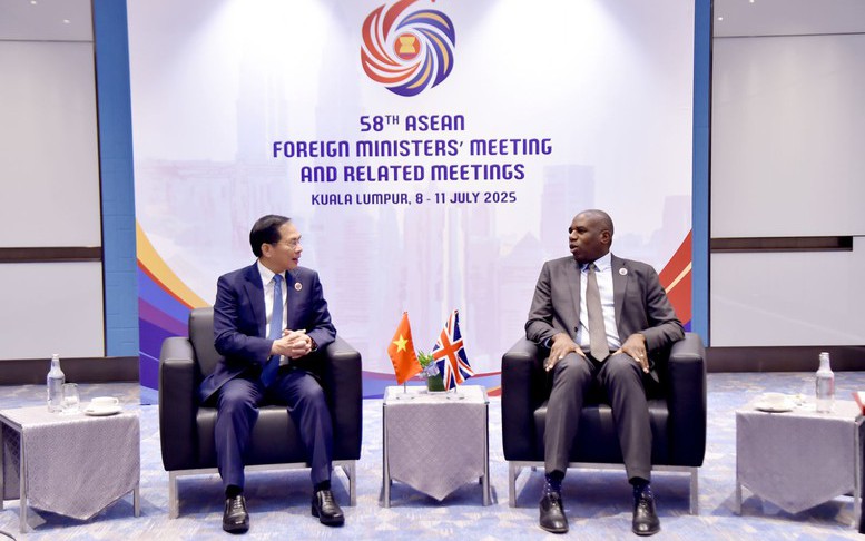 Deputy PM, FM Bui Thanh Son meets British Foreign Secretary David Lamy on AMM-58 sidelines