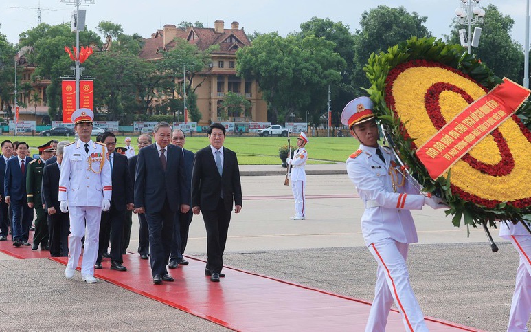 Top leaders pay tribute to President Ho Chi Minh, heroic martyrs