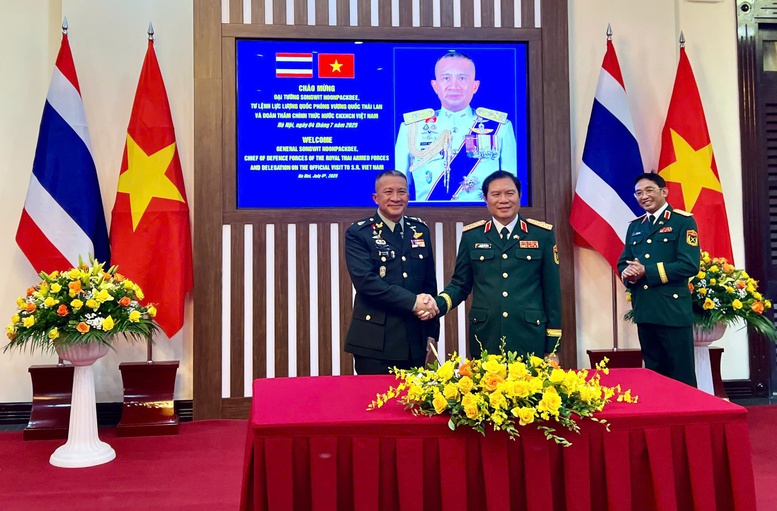 La coopération de la défense est le pilier des liens du Viet Nam-Thaïlande - ảnh 1. La coopération de la défense est le pilier des liens du Viet Nam-Thaïlande - ảnh 1.
