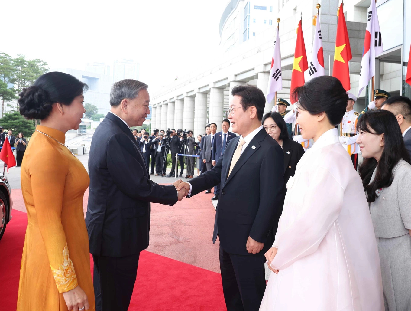 South Korean President hosts official welcome ceremony for General Secretary To Lam- Ảnh 1. South Korean President hosts official welcome ceremony for General Secretary To Lam- Ảnh 1.