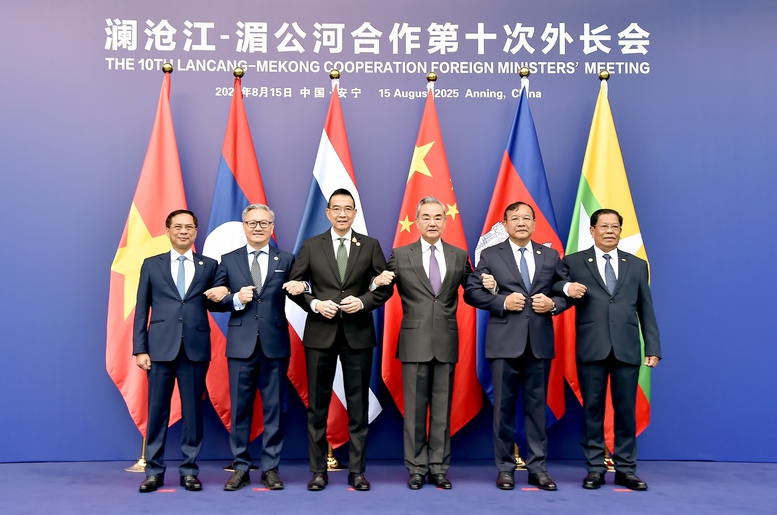 Deputy Prime Minister, Foreign Minister Bui Thanh Son (L) attends the 10th MLC Foreign Ministers' Meeting, Anning, China's Yunnan province, August 15, 2025