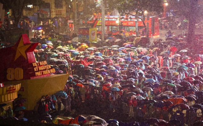 Ha Noi pavements packed with visitors hours ahead of final military parade rehearsal