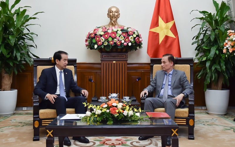 Acting Foreign Minister receives Chinese Ambassador to Viet Nam