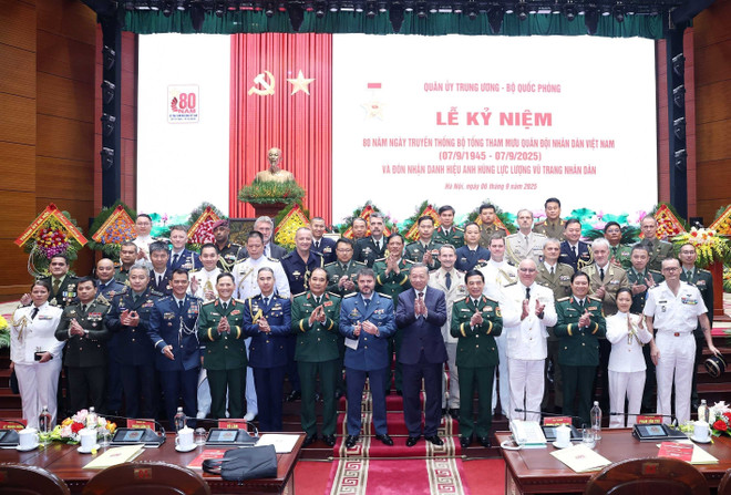 General Secretary presents 'Hero of the People’s Armed Forces' title to VPA’s General Staff- Ảnh 2. General Secretary presents 'Hero of the People’s Armed Forces' title to VPA’s General Staff- Ảnh 2.