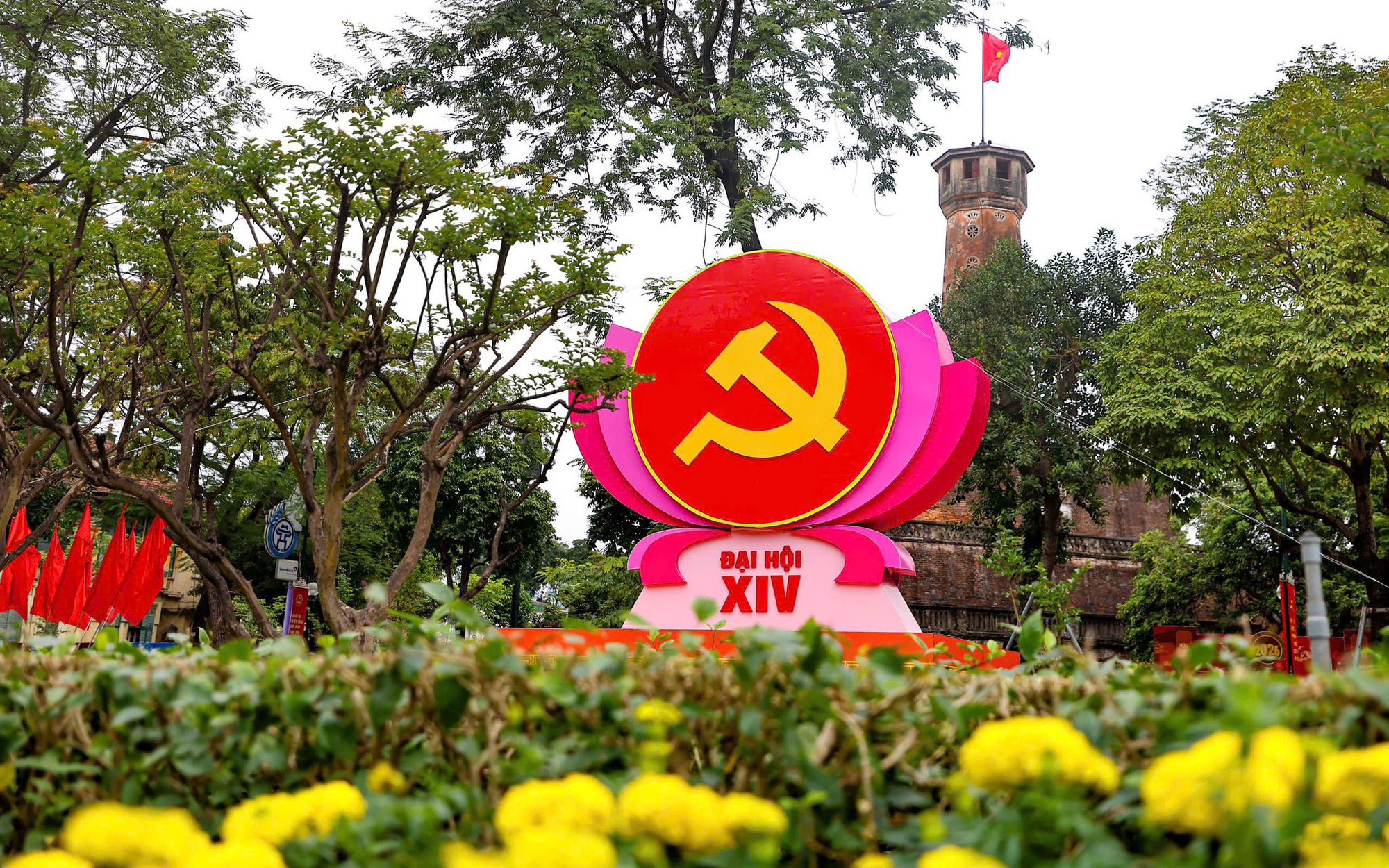 Ha Noi adorned with flags and flowers ahead of 14th National Party Congress