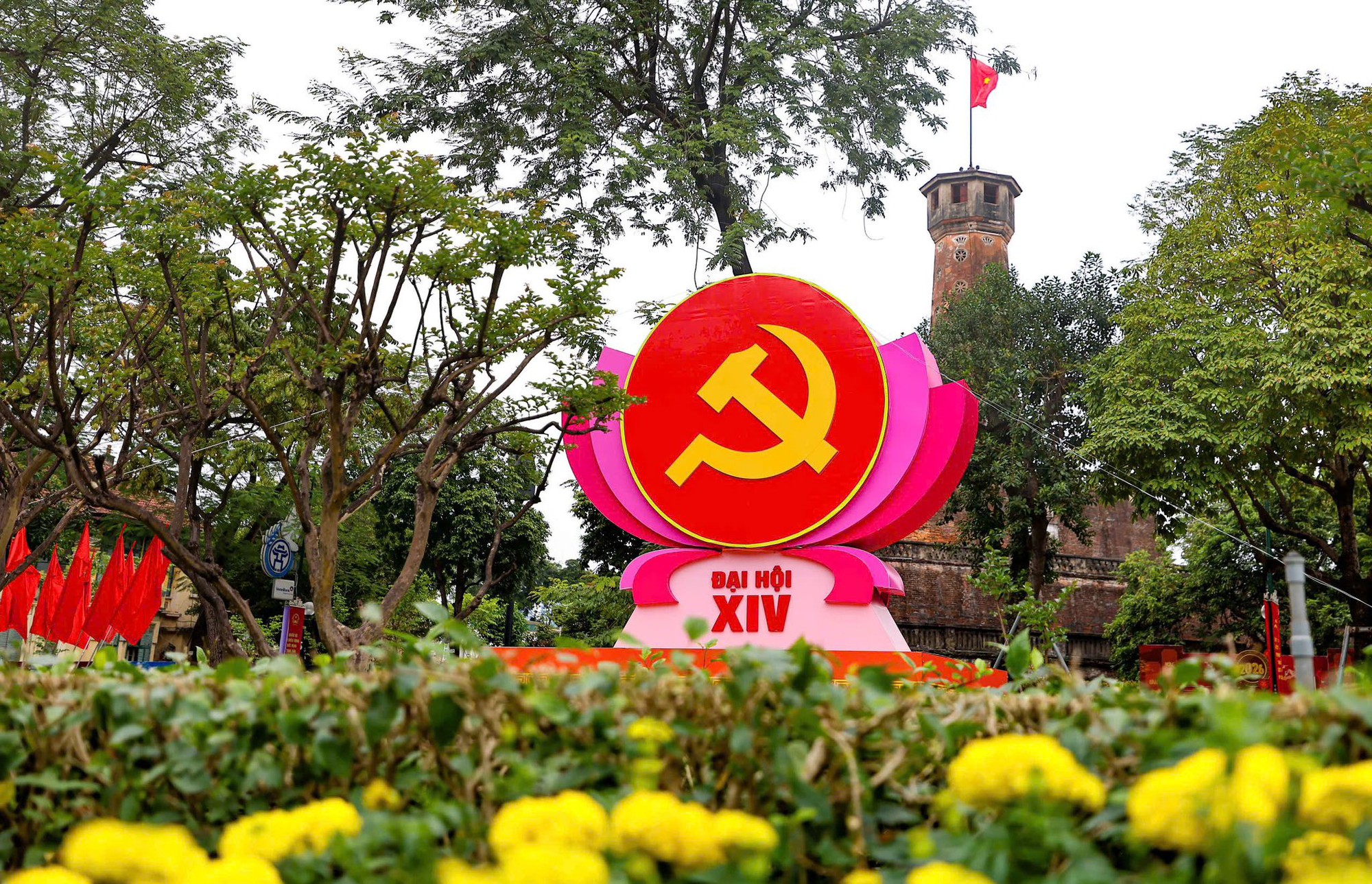 Ha Noi adorned with flags and flowers ahead of 14th National Party 
